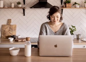 パソコンする女性