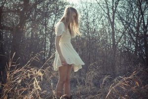 ワンピースの女性