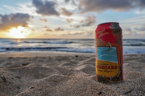 砂浜と缶