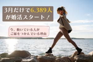海辺を歩く女性