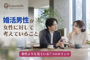 カフェで話す男女
